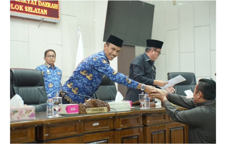 Pemkab Solsel Berkomitmen Perkuat Pengawasan Pengelolaan Keuangan Daerah 1 USAI Rapat— Wabup Solsel Yulian usai Rapat Paripurna DPRD Tindak Lanjut Temuan Laporan Hasil
Pemeriksaan BPK di Kantor DPRD Solok Selatan, Selasa (17/6).
