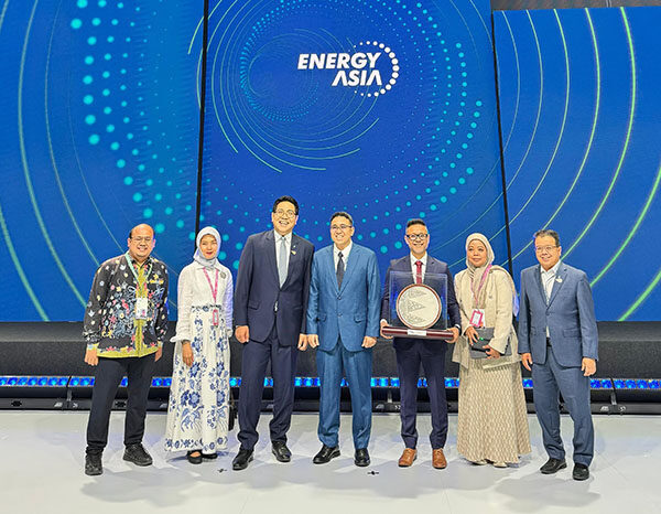 Desa Energi Berdikari Pertamina Bergaung di Kancah Internasional 1 TERIMA PENGHARGAAN- Manager CSR PT Pertamina (Persero), Mohamad Roby Hervindo menerima penghargaan pada ajang 2025 Energy di Kuala Lumpur, Malaysia.