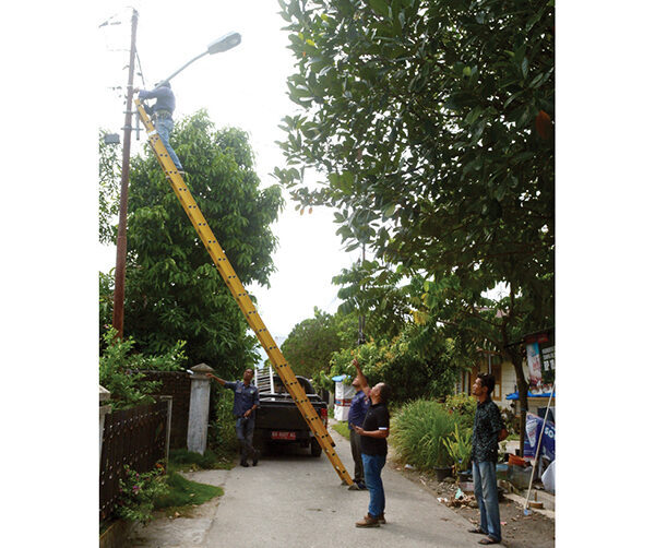 Usulan Anggota DPRD Padang Yosrizal Effendi, Sering Mati, 15 Lampu Jalan di Flamboyan Baru sudah Diperbaiki 1 PERBAIKAN LAMPU JALAN— Petugas dari Dinas Perhubungan melakukan perbaikan penerangan lampu jalan di RT 001 sd 004 RW 002 Kelurahan Flamboyan Baru didampingi oleh warga setempat.