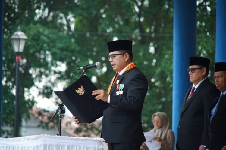 Pimpin Upacara Peringatan Hari Lahir Pancasila, Bupati Eka Putra Bacakan Pidato Kepala BPIP RI 1 BACAKAN AMANAT UPACARA— Bupati Tanah Datar Eka Putra membacakan amanat saat menjadi Inspektur Upacara (Irup) Peringatan Hari Lahir Pancasila Tahun 2025 di Lapangan Cindua Mato (LCM) Batusangkar, Senin (2/6) pagi.