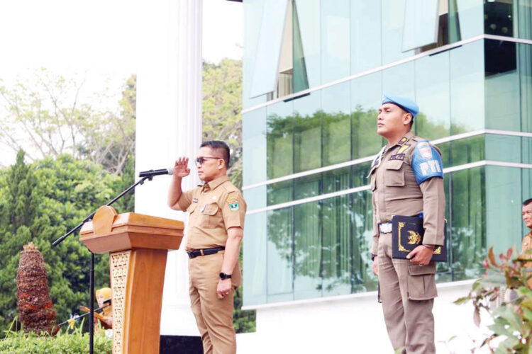 Enam Bulan Bertugas sebagai Pj Sekda Bukittinggi, Al Amin Pamit, Apresiasi ASN Pemko Jelang Akhir Masa Jabatan 1 APEL GABUNGAN— Pj Sekda Kota Bukittinggi Al Amin, memimpin apel gabungan bersama pejabat dan ASN lingkup Pemerintah Kota Bukittinggi,
di halaman Balaikota Bukittinggi, Senin (16/6).