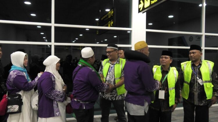 244 Jemaah Haji Asal Pasbar Kembali ke Tanah Air, Pj Sekda Doddy San Ismail Sambut Kedatangan di BIM 1 Pj. Sekda Doddy San Ismail Sambut Kedatangan di BIM