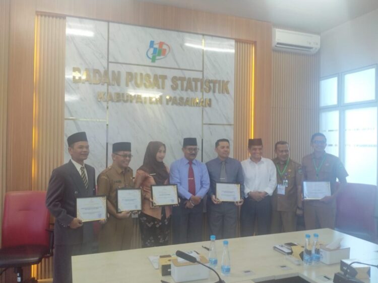 Berikan Apresiasi Kepada OPD dan Nagari Yang Berprestasi, Plh Sekda Pasaman Buka Bimtek Statistik 1 PENGHARGAAN— Plh Sekda Teguh Suprianto memberikan penghargaan berupa sertifikat dari Bupati Pasaman atas nama Pemerintah Kabupaten Pasaman kepada OPD yang telah ikut berpartisipasi dalam EPSS tahun 2024.