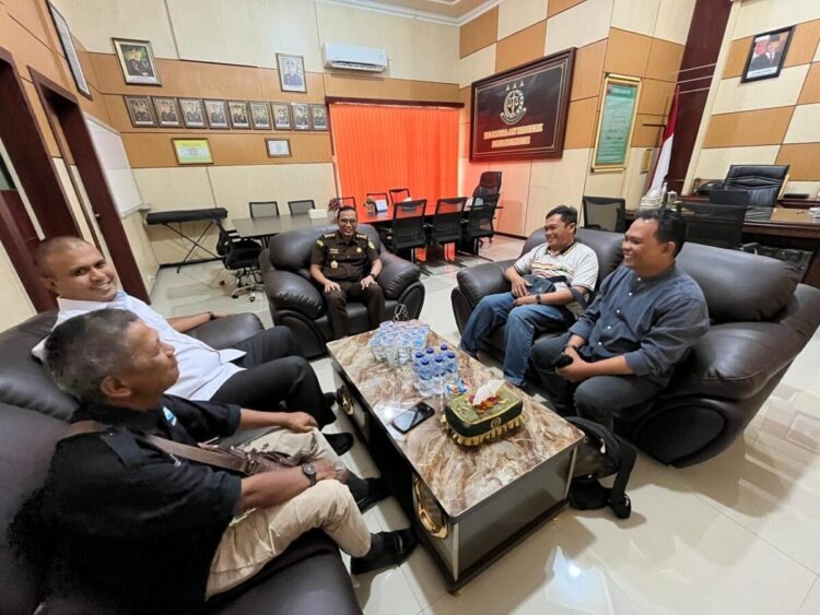 Muhammad Ali Jabat Plt. Kejari Payakumbuh,Siap Tuntaskan Kasus Korupsi 1 DISKUSI— Plt.Kejari Payakumbuh Muhammad Ali saat berdiskusi di kantornya