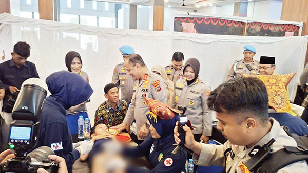 Sambut HUT Bhayangkara ke-79, Polda Sumbar Gelar Bakti Kesehatan dan Bagikan 7 Ribu Paket Sembako 1 KHITANAN GRATIS— Kapolda Sumbar Irjen Pol Gatot Tri Suryanta mengunjungi salah satu anak yang mengikuti khitanan massal gratis di Youth Center Padang, Senin (16/6).