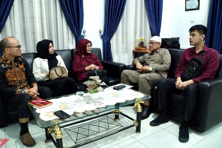 Didukung Sejumlah Tokoh dan Pengusaha Sukses, Politeknik Siti Nadhira Siap Cetak SDM Unggul 1 KUNJUNGI DISKOMINFO— Ketua Yayasan Siti Nadhira Marsenany saat berkunjung ke Dinas Kominfo, Senin (16/5) yang disambut Kepala Dinas Kominfo Kota Padangpanjang Ampera Salim.