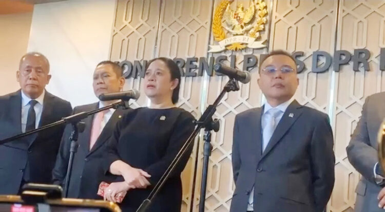 Surat Forum Purnawirawan TNI Desak Pemakzulan Gibran Tak Dibacakan di Rapat Paripurna DPR, Puan-Dasco Kompak Klaim Belum Lihat 1 BERI KETERANGAN— Ketua DPR RI, Puan Maharani bersama para Wakil Ketua DPR usai rapat paripurna
di Gedung Nusantara, Kompleks Parlemen,
Senayan, Jakarta.