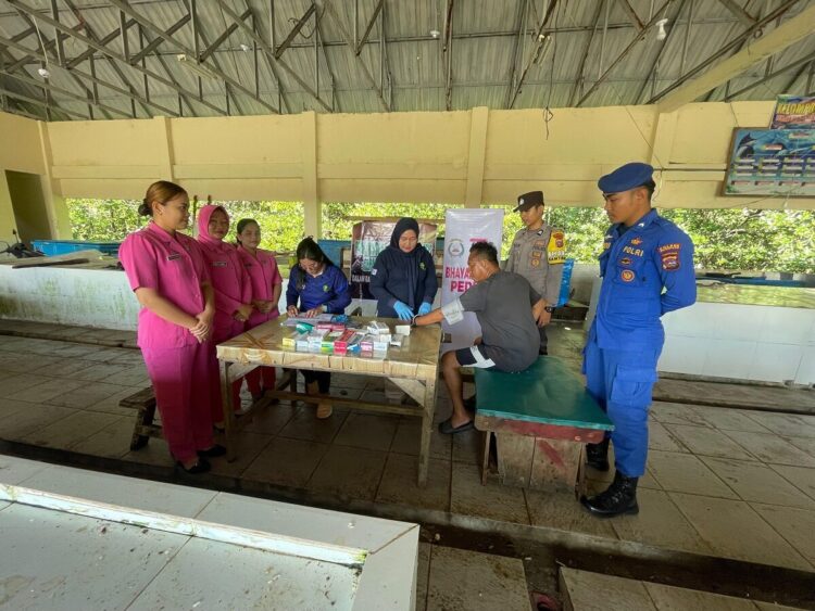 Untuk Pengemudi Ojek Online dan Nelayan, Polres Mentawai Gelar Pemeriksaan Kesehatan Gratis 1 LAYANAN KESEHATAN GRATIS— Personel Polres Kepulauan Mentawai melakukan pemeriksaan kesehatan gratis bagi para pengemudi ojek daring atau online di pangkalan ojek KM 0, dan nelayan Sipora Utara, untuk menyambut HUT Bhayangkara ke-79.