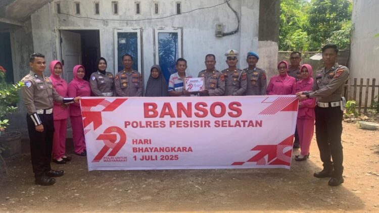 Sambut HUT Bhayangkara ke-79, Polres Pessel Serahkan Bansos Purnawirawan 1 PENYERAHAN BANSOS— Kapolres Pessel melalui Kabag Ops Polres Pessel AKP Teguh Ipriyatno, menyerahkan bantuan sosial untuk purnawirawan di Painan, Kecamatan IV Jurai, Kabupaten Pessel.