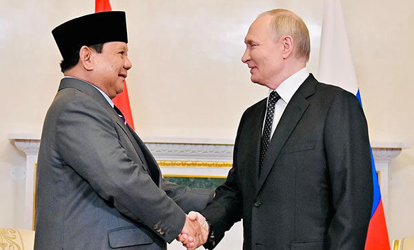 Punya Wawasan Luas dan Jiwa Patriotisme, Kepemimpinan Prabowo Diharapkan jadi Teladan 1 KUNJUNGAN KENEGARAAN– Presiden Prabowo Subianto berbincang dengan Presiden Rusia Vladimir Putin dalam kunjungan kenegaraan di Istana Konstantine Novsky, St. Petersburg.