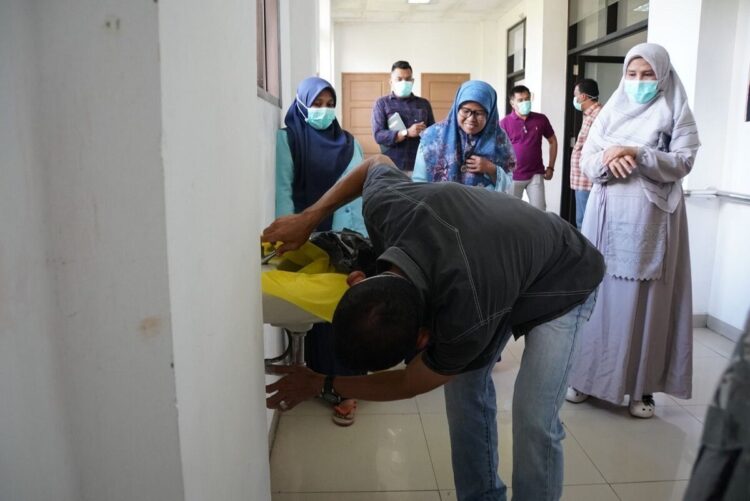 Fasilitas Rusak di RSUD Padang Panjang, Wako dan Wawako Sidak, Minta Perbaikan Segera 1 PERIKSA FASILITAS RSUD— Wakil Wali Kota Allex Saputra saat memeriksa salah satu fasilitas di RSUD Padangpanjang yang dilaporkan rusak saat melakukan Inspeksi mendadak (sidak).