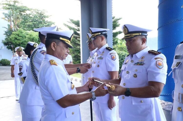 Beberapa Jabatan Strategis Diserahterimakan, Danlantamal II: Proses Kaderisasi Kepemimpinan dan Dinamika Organisasi 1 PIMPIN—Komandan Pangkalan Utama TNI AL (Danlantamal II) Padang Laksamana Pertama TNI Sarimpunan Tanjung pimpin upacara serah terima jabatan (Sertijab).