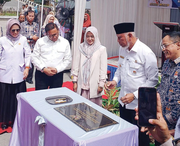 RSAM Resmi Naik jadi RS Kelas A, Komitmen Tingkatkan Kualitas Layanan 1 TANDATANGAN PRASATI— Gubernur Sumbar, Mahyeldi, menandatangani prasati peresmian RSAM Bukittinggi yang resmi naik kelas menjadi Rumah Sakit Kelas A, Rabu (25/6).