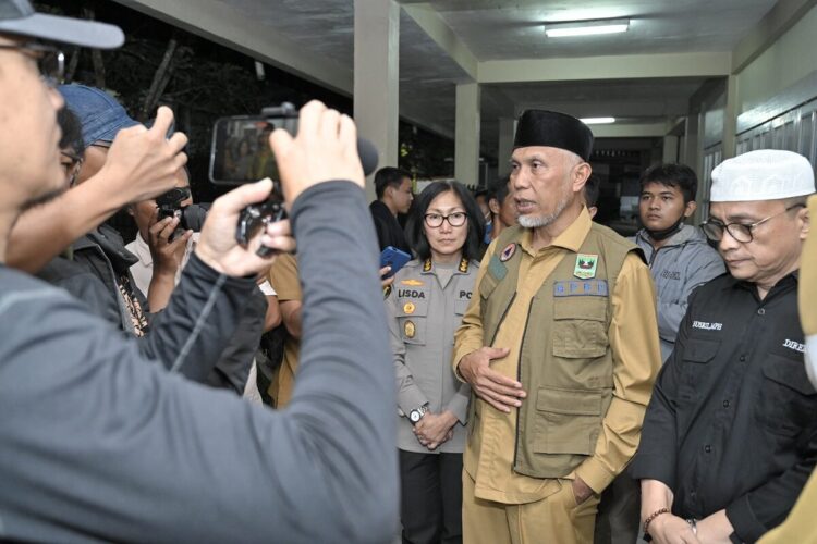 RSUD Dr. Achmad Mochtar Resmi Naik Status Jadi Rumah Sakit Tipe A, Mahyeldi: Ini Kabar Baik untuk Masyarakat Sumbar 1 KETERANGAN—Gubernur Sumatera Barat, Mahyeldi Ansharullah saat berikan keterangan kepada wartawan.saat diwawancara.