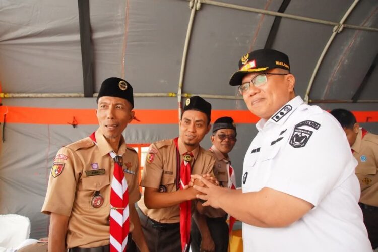 Rapat Kerja Cabang —Wabup Tanahdatar Ahmad Fadly bersalaman dengan salah seorang peserta Rakercab KwarcabOKEEE REN  0304 Gerakan Pramuka Tanah Datar, yang dilaksanakan di Sekretariat Pramuka, Bukit Gombak, Rabu (18/6).