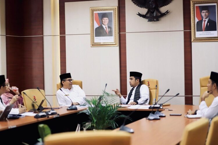 Wako Ramadhani Pimpin Rapat, Percepatan Pelaksanaan Kegiatan Pembangunan 1 PIMPIN—Ramadhani Kirana Putra, memimpin langsung rapat percepatan pelaksanaan kegiatan pembangunan Kota Solok yang berlangsung di Ruang Zarhismi Ajiz, Balai Kota Solok