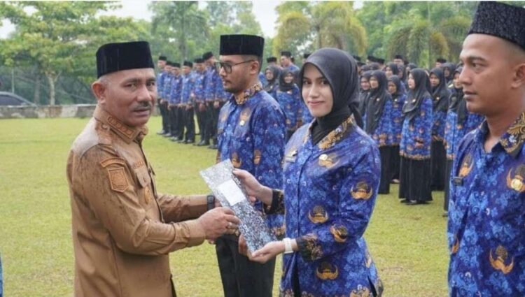Ratusan Pegawai PPPK di Limapuluh Kota Belum Terima Gaji 1 SERAHKAN SK— Bupati Limapuluh Kota, Safni saat menyerahkan SK pengangkatan PPPK, beberapa waktu lalu.