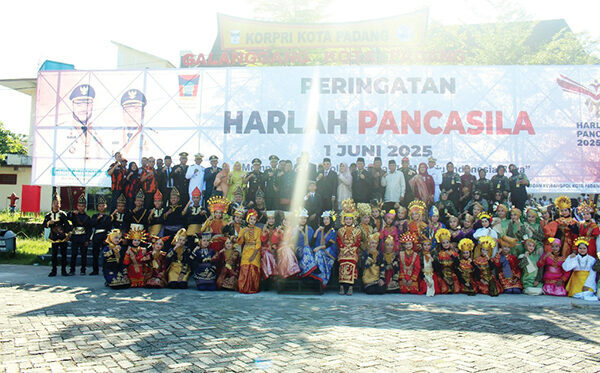 Rayakan Harlah Pancasila, Pemko Padang Dorong Nilai Luhur dan Asta Cita 1 UPACARA HARI PANCASILA— Wali Kota Padang Fadly Amran berfoto bersama dengan jajaran Forkopimda dan peserta upacara peringatan Hari Lahir Pancasila, di Lapangan Upacara Balaikota Padang, Aie Pacah, Senin (2/6) pagi.