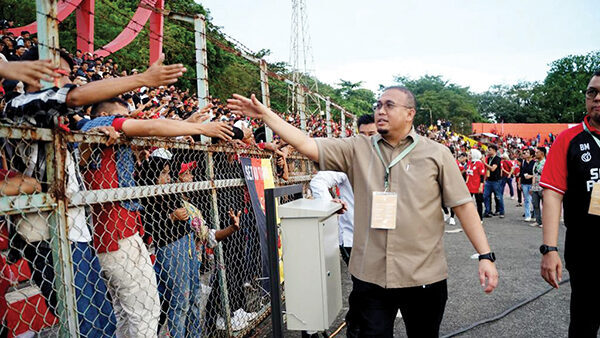 Soroti Kawat Pembatas Stadion Haji Agus Salim, Andre Rosiade Desak Renovasi untuk Musim 2025/2026 1 Rehab Stadion— Andre Rosiade meminta GOR Agus Salim segera direnovasi untuk menjadi stadion home Semen Padang di Lig 1 musim depan.