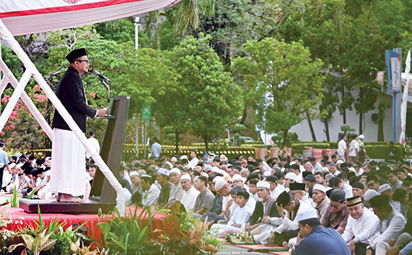Ribuan Warga Ikuti Shalat Idul Adha di PT Semen Padang, Khatib Ajak Jamaah Teladani Nabi Ibrahim dan Ismail 1 SHALAT IDUL ADHA— Ribuan jamaah memadati Lapangan Plaza Kantor Pusat PT Semen Padang, Jumat (6/6) pagi, untuk menunaikan Salat Idul Adha 1446 H.