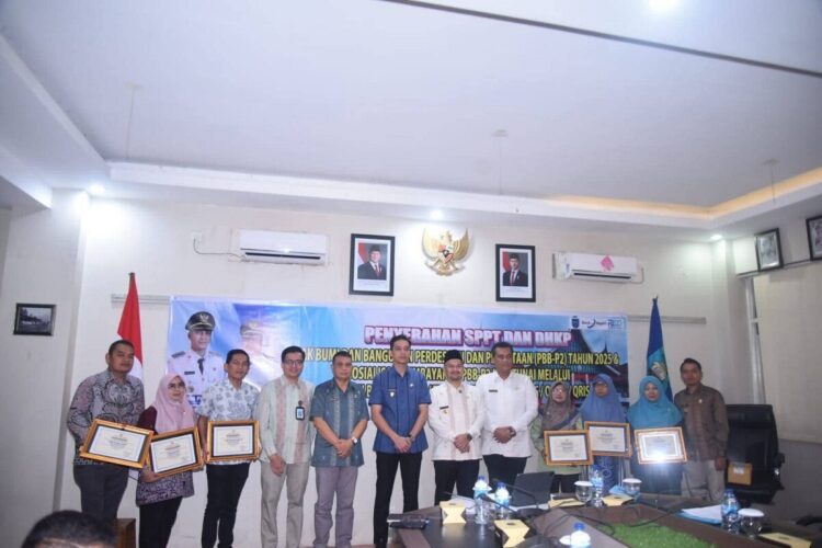 Serahkan SPPT dan DHKP PBB-P2 Tahun 2025, Riyanda: Pajak sebagai Pilar Kemandirian Daerah 1 PIMPIN—Wali Kota Sawahlunto, Riyanda Putra, pimpin penyerahan Surat Pemberitahuan Pajak Terutang (SPPT) dan Daftar Himpunan Ketetapan Pajak (DHKP) Pajak Bumi dan Bangunan Perdesaan dan Perkotaan (PBB-P2) tahun 2025 kepada perangkat daerah terkait.