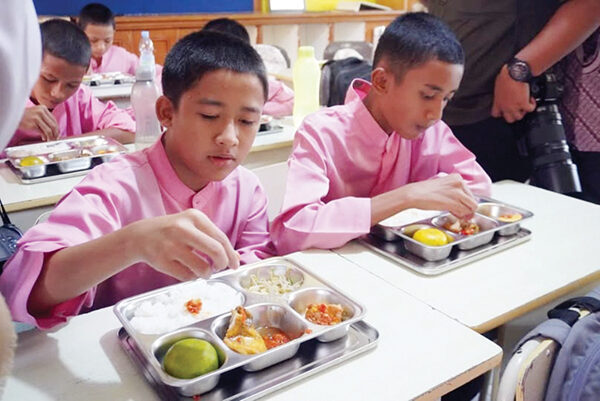 Makan Bergizi Gratis di Padang, Rp10 Ribu Seporsi, Rasa Tak Kalah dengan Restoran 1 HARGA TERJANGKAU— Setiap porsi MBG yang disajikan untuk para siswa di Kota Padang dimulai dari harga Rp8000 hingga Rp10.000 seporsinya. Setiap porsi terdiri dari nasi, lauk hewani, lauk nabati, sayuran, dan buah-buahan