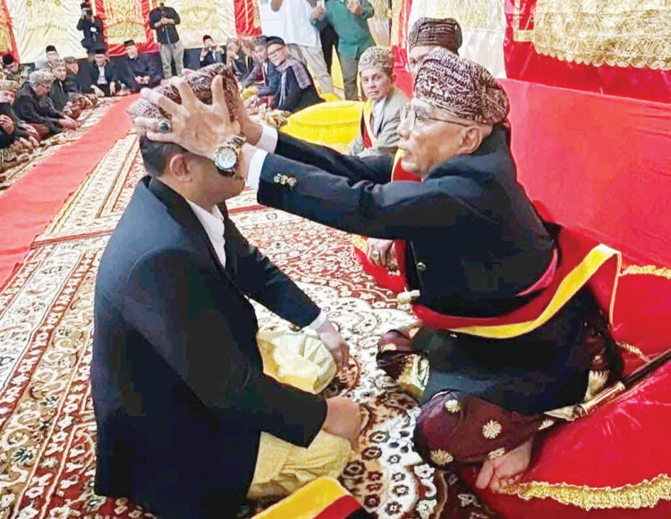 Rudi Gunawan Syarfi Resmi Sandang Gelar Datuak Rajo Endah, Pucuak Bulek Suku Tanjuang Nagari Kurai Limo Jorong 1 PENGUKUHAN GELAR ADAT— Rudi Gunawan Syarfi secara resmi dikukuhkan dengan gelar adat Datuak Rajo Endah, sebagai Pucuak Bulek Suku Tanjuang Nagari Kurai Limo Jorong, Bukittinggi, dalam prosesi Batagak Gala yang digelar di Tarok, Minggu (8/6).