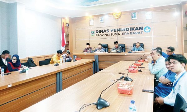 SPMB SMA dan SMK di Sumbar Dimulai 23 Juni 2025 1 KETERANGAN PERS— Kepala Dinas Pendidikan Sumbar Barlius didampingi Kabid SMA dan SLB, Mayan dan Kabid SMK, Ariswan dan Kabid Informasi dan Komunikasi Publik Dinas Kominfotik Sumbar, Indra Sukma, berikan keterangan pers, Kamis (19/6) di Dinas Pendidikan Sumbar.