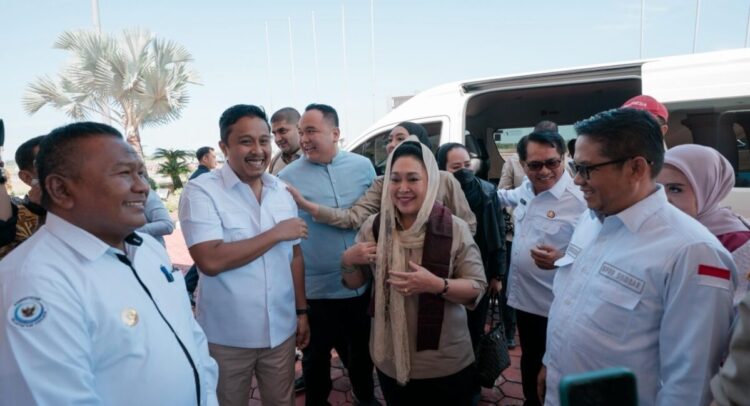 Komisi IV DPR RI Apresiasi Potensi Sumbar, Saatnya Sektor Unggulan Diangkat ke Pusat 1 KUNJUNGAN KERJA KOMISI IV— Wakil Gubernur Sumatera Barat Vasko Ruseimy, sambut kedatangan anggota DPR RI sekaligus tokoh nasional, Titiek Soeharto di rumah dinasnya.