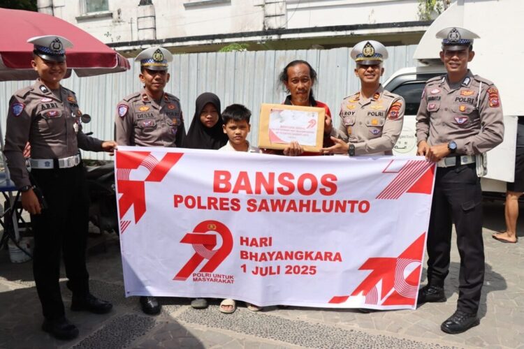 Rangkaian HUT Bhayangkara ke-79, Satlantas Salurkan Bantuan Sembako 1 BAKTI SOSIAL—Satuan Lalu Lintas (Satlantas) Polres Sawahlunto menggelar kegiatan bakti sosial dengan menyalurkan bantuan di Kecamatan Lembah Segar, Kota Sawahlunto, Senin (16/6).