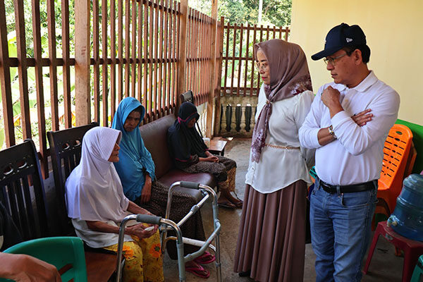 Satu Hari Bersama Lansia dan Anak Panti, Genre 84 Payakumbuh Tebar Kepedulian 1 KUNJUNGI PANTI JOMPO— Pembina Zulmaeta berbincang dengan penghuni panti jompo Jasa Ibu di Situjuah Batua, dalam kegiatan bakti sosial alumni SLTA Payakumbuh angkatan 1984, Kamis (29/5) lalu.