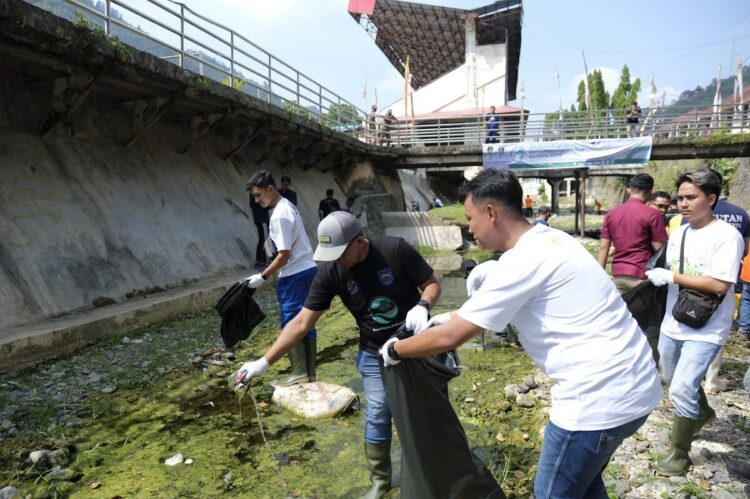 PLN Indonesia Power UBP Ombilin Bersihkan Sungai Lunto, Satu Ton Sampah Berhasil Diangkat 1 BERSIHKAN SAMPAH— Tim gabungan dan relawan membersihkan Batang Lunto dari sampah saat Peringatan Hari Lingkungan Hidup Sedunia di Kota Sawahlunto.