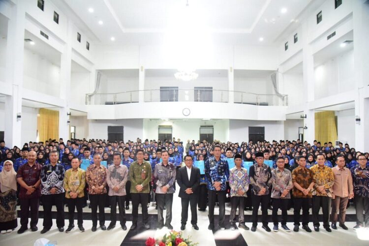 434 PPPK Pemkab Padangpariaman Terima SK Pengangkatan 1 FOTO BERSAMA— Bupati Padangpariaman John Kenedy Azis, berfoto bersama dengan 434 PPPK usai serah terima SK Pengangkatan.