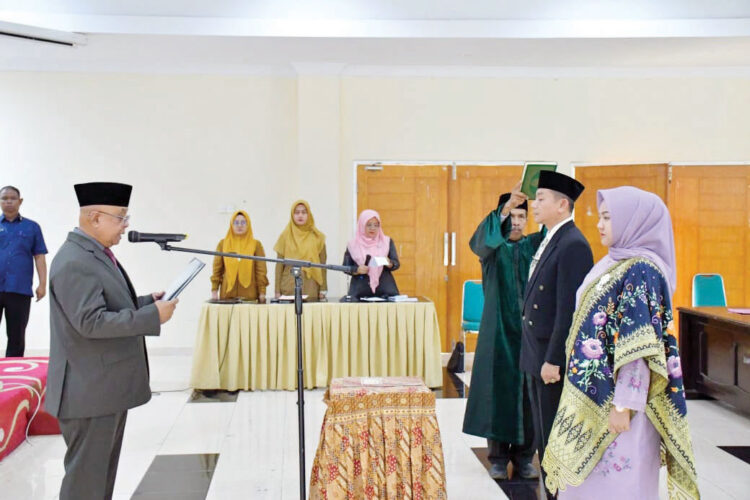 Lantik Dua Pejabat Baru di Inspektorat, Sekda Agam Tegaskan Pentingnya Profesionalisme dan Integritas 1 PELANTIKAN— Sekretaris Daerah Kabupaten Agam, Drs. H. Edi Busti, M.Si, lantik dua pejabat struktural dan fungsional
di lingkungan Inspektorat Kabupaten Agam di Lubuk Basung, Senin (2/6).