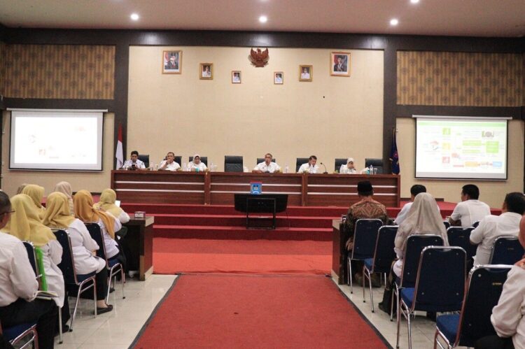 Pemko Payakumbuh Harapkan Peran Aktif Sekolah dalam Penanganan Sampah 1 PENANGANAN MASALAH SAMPAH— Sekretaris Daerah Kota Payakumbuh, Rida Ananda, pimpin rapat koordinasi bersama seluruh kepala sekolah se-Kota Payakumbuh di Aula Ngalau Kantor Wali Kota.