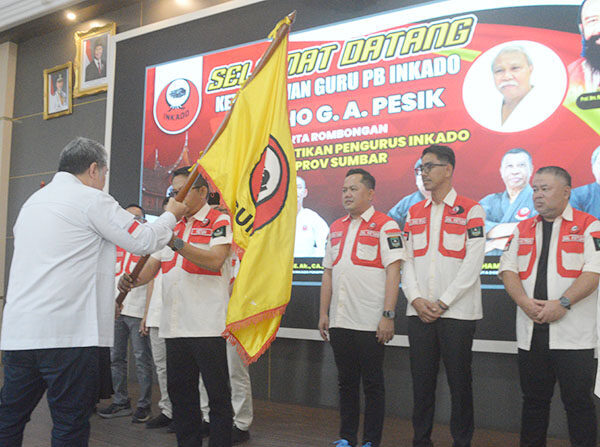 Pengurus INKADO Sumbar 2025–2030 Resmi Dilantik, Evi Yandri Janji Satukan Karateka dalam Semangat Persaudaraan 1 PENYERAHAN BENDERA PATAKA— Sekjen PB Inkado Octar Ramon Pesik, menyerahkan bendera pataka kepada Ketua Umum Inkado Sumbar periode 2025-2030, Ei Yandri, usai dilantik, Sabtu (21/6).