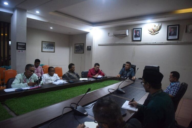 Perkuat Kinerja dan Sinergi, Sekda Sawahlunto Pimpin Rapat Terbatas Internal Setda 1 ARAHAN—Sekretaris Daerah Kota Sawahlunto, Rovanly Abdams, berikan arahan saat memimpin rapat terbatas bersama jajaran pimpinan.