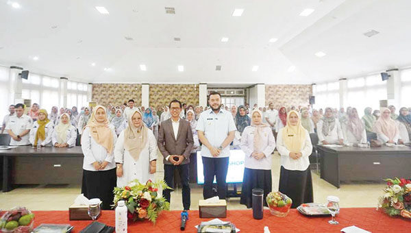 PELAYANAN PRIMA— Wali Kota Padang, Fadly Amran, membuka Workshop Pelayanan Prima bagi tenaga kesehatan di Aula Dinas Kesehatan Kota Padang, Rabu (4/6).