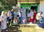 Ketua TP-PKK Maria Feronika Hendri, Serahkan Bantuan Perlengkapan Kamar dan Dapur kepada Lansia