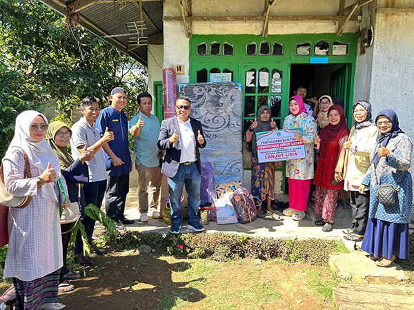 Ketua TP-PKK Maria Feronika Hendri, Serahkan Bantuan Perlengkapan Kamar dan Dapur kepada Lansia 1 BANTUAN—Ketua TP PKK Kota Padang Panjang, Ny. Maria Feronika Hendri saat mnyerahkan bantuan perlengkapan kamar dan dapur kepada tujuh orang PPKS Kategori Lanjut Usia (Lansia) di tiga kelurahan yang ada di Kecamatan Padang Panjang Timur, Jumat (20/6).