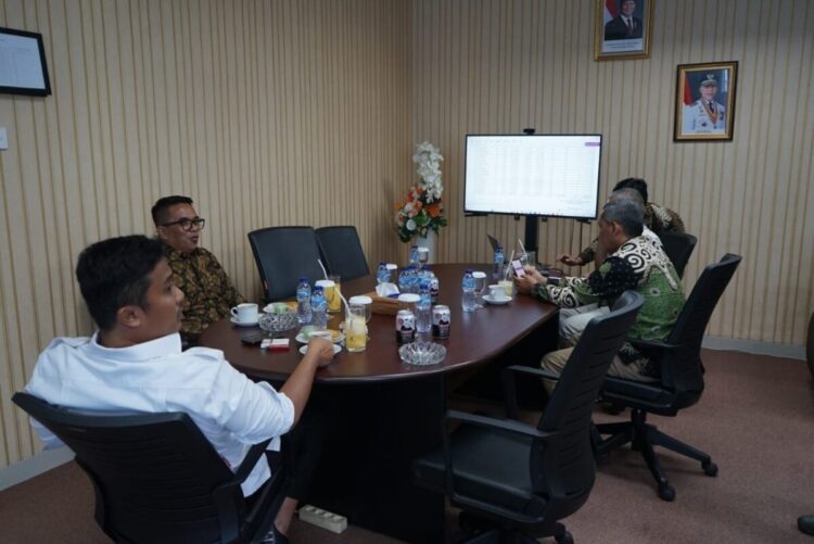 Siap-siap, Pemprov Sumbar Berlakukan Pemutihan Tunggakan Pajak Kendaraan 1 DISKUSI— Wakil Gubernur Sumbar, Vasko Ruseimy, saat diskusi dengan pihak terkait tentang perlunya terobosan konkret untuk meringankan beban masyarakat sekaligus meningkatkan kepatuhan pajak jangka panjang, Selasa (24/6).