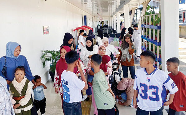 Stasiun Padang, Simpul Utama Transportasi Kereta Api di Sumatera Barat 1 TRANSPORTASI FAVORIT— Sejumlah penumpang tengah menunggu kedatangan kereta api, di Stasiun Padang. Saat ini kereta api menjadi alat transportasi favorit bagi masyarakat di Kota Padang dan daerah lainnya di Sumbar.