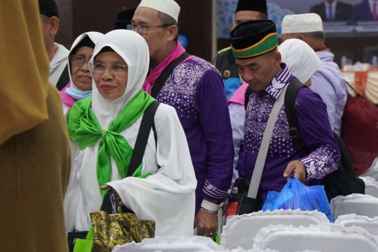 Suasana Haru dan Bahagia Selimuti Kedatangan Jemaah Haji Kloter 8 1 SELAMAT DAN SEHAT— Suasana haru dan bahagia menyelimuti kedatangan jemaah haji yang telah selesai menunaikan rukun Islam kelima di Tanah Suci Mekkah. Mereka disambut hangat keluarga, jajaran pejabat Pemko, Kankemenag, Kamis (26/6) di Islamic Centre Padang Panjang.