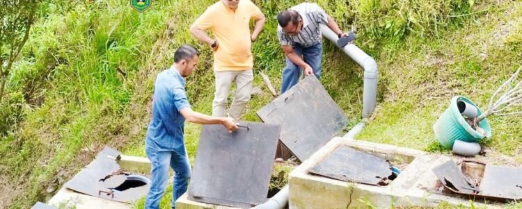 TEMUKAN IPAL RUSAK— Wawako Padangpanjang Allex Saputra didampingi Ketua Komisi III DPRD, Mahdelmi menemukan IPAL yang sudah rusak di RSUD Padangpanjang.