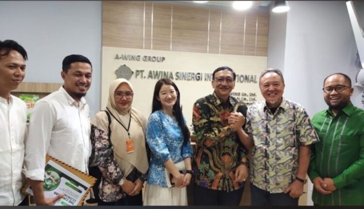 DISAMBUT--Pertemuan Bupati Pessel Hendrajoni dilakukan kantor AWINA, disambut langsung Presiden CEO Nakamura Hirohide, pertemuan ini dihadiri oleh Direktur Utama PT. Awina Sinergi Internasional Ananda Setiyo Ivannanto.