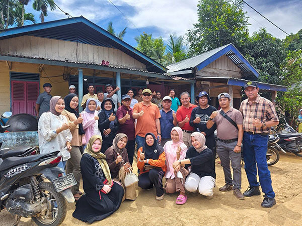 Warga Rura Patontang Antusias Sambut Pengobatan Massal, Hadirkan Lima Dokter Spesialis 1 PENINJAUAN LOKASI— Pj Sekretaris Daerah Kabupaten Pasaman Barat, Doddy San Ismail, bersama masyarakat saat meninjau langsung lokasi rencana kegiatan pengobatan massal di Jorong Rura Patontang, Kecamatan Koto Balingka, Minggu (8/6).