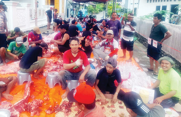 Semangat Berkurban di Masjid At-Taubah, 9 Ekor Sapi, 600 Kupon Dibagikan 1 KOMPAK— Kekompakan warga Kompleks Griya Permata, Kelurahan Tabiang Banda Gadang, Kecamatan Nanggalo, saat prosesi penyembelihan hingga pembagian daging kurban, Sabtu (7/6).