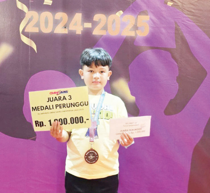 Arka Rafassya Harumkan Nama Agam, Raih Juara Tiga Olimpiade Sains Nasional 1 HARUMKAN NAMA DAERAH—
Putra terbaik Kabupaten Agam berhasil mengharumkan nama daerah di tingkat nasional. Arka Rafassya Ramadhan, siswa SDIT Sekolah Alam-qu Sungai Janiah Baso meraih juara tiga pada ajang Olimpiade Sains Tingkat Nasional yang digelar di Jakarta, 21–22 Juni 2025.
