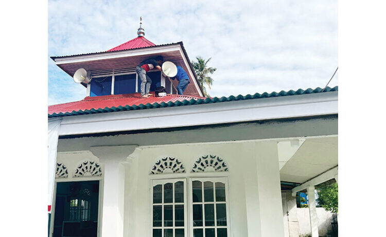 Tunaikan Janji, Andre Rosiade Pasang Pengeras Suara dan AC di Mushalla Nurul Jadid Kototangah 1 PASANG PENGERAS SUARA— Tim dari Wakil Ketua Komisi VI DPR RI dari Fraksi Gerindra Andre Rosiade, menunaikan janjinya untuk memasang pengeras suara dan AC di Mushalla Nurul Jadid, Sungai Latuang, RT 3 RW 2, Kelurahan Batipuh Panjang, Kecamatan Koto Tangah.