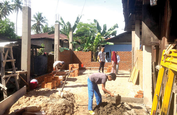 Dari Rumah Tua ke Hunian Penuh Harapan, UPZ Baznas PT Semen Padang Wujudkan Rumah Impian Novrida 1 RUMAH IMPIAN— Tim UPZ Baznas PT Semen Padang melakukan rehab rumah Novrida, warga di di jalan Mohammad Hatta No. 92, Kelurahan Binuang Kampung Dalam, Kecamatan Pauh.